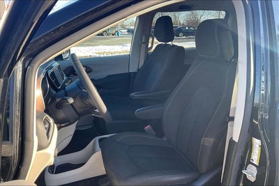 2024 Chrysler Voyager LX